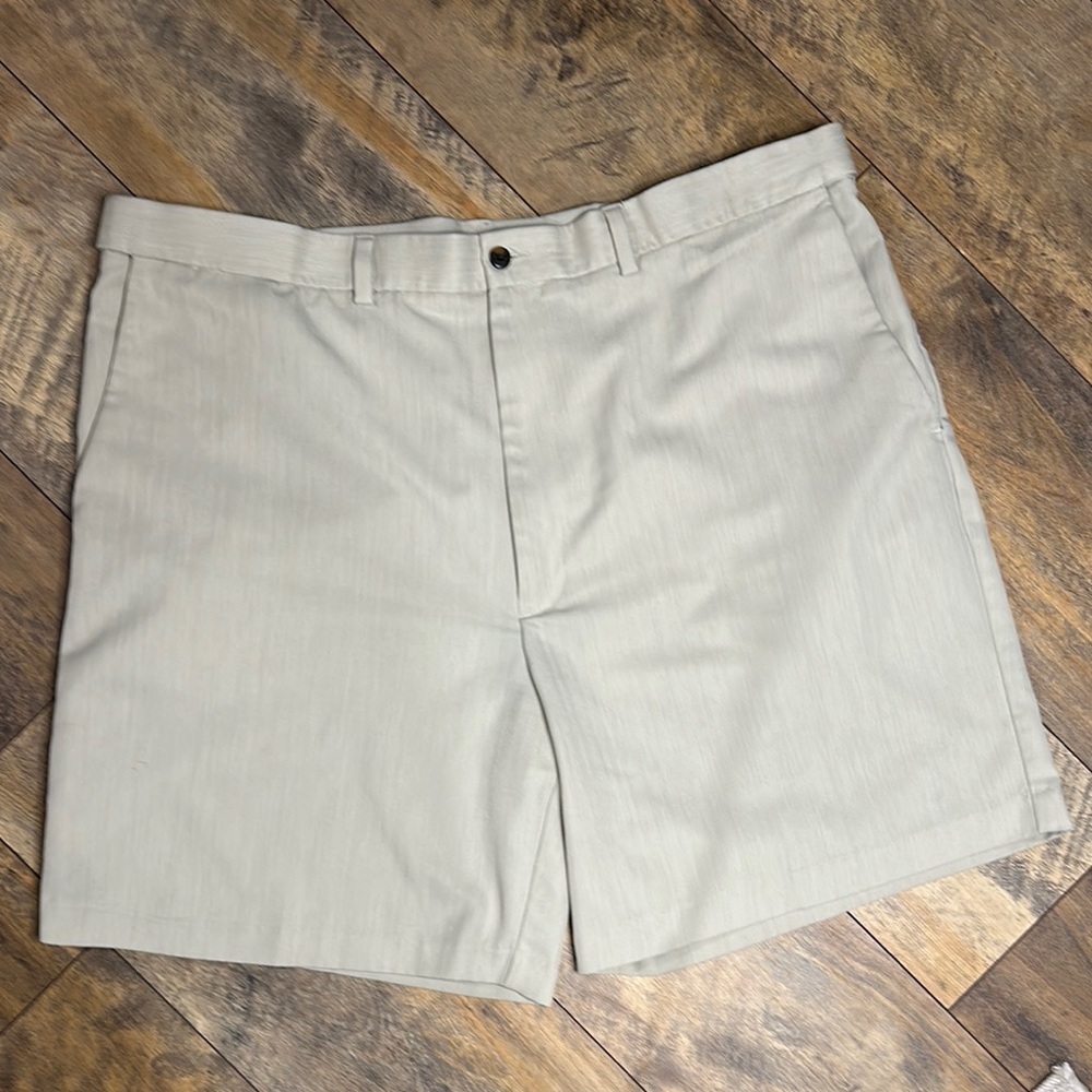 HAGGAR Men’s Adjustable Waist Walking Shorts, Size 42, EUC